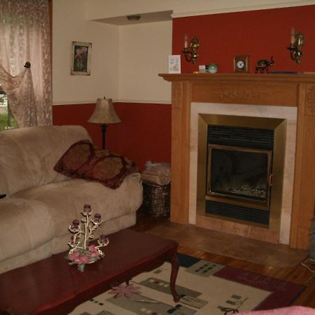 Ici Et Maintenant Bed & Breakfast Magog ภายนอก รูปภาพ