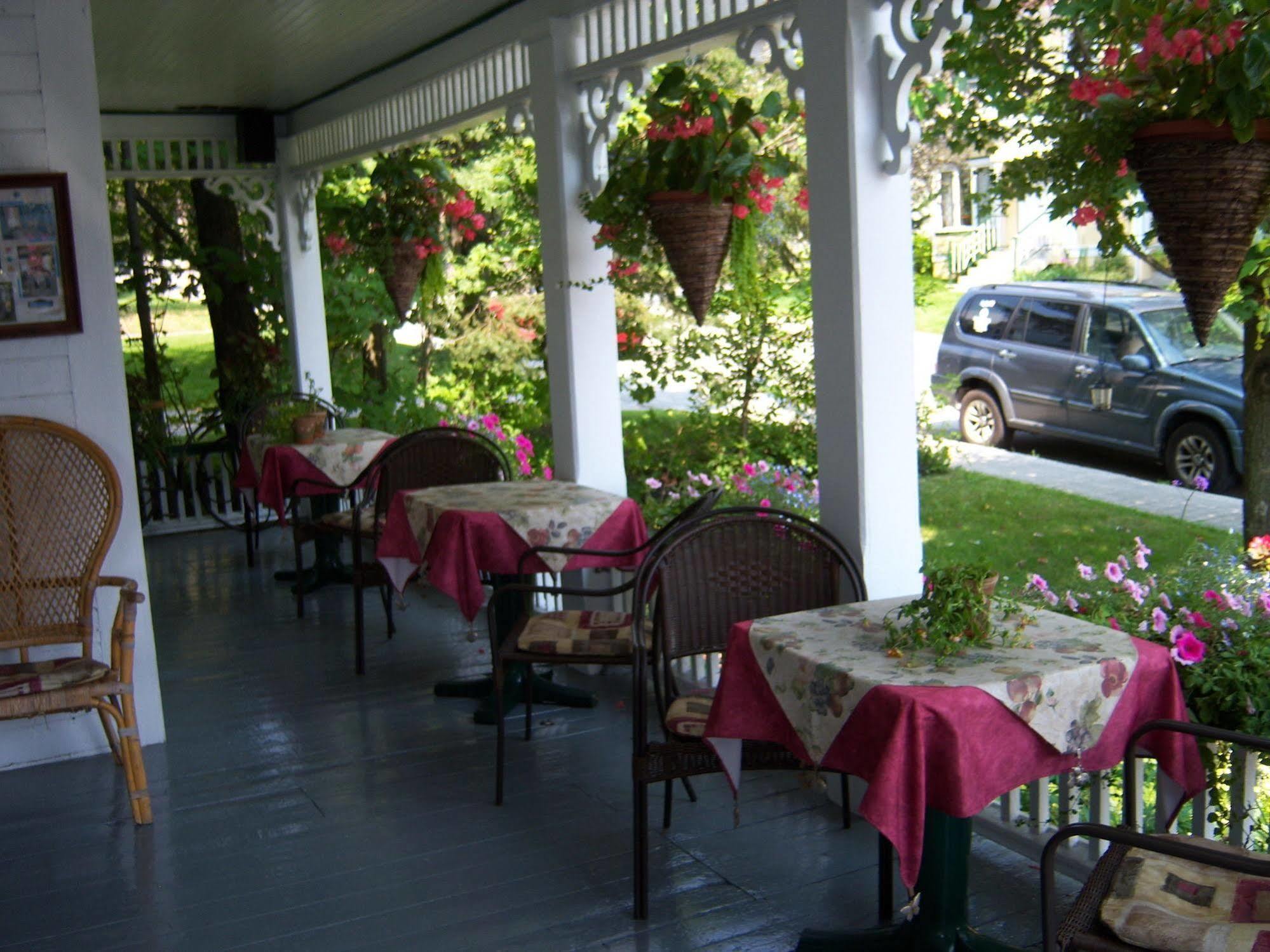 Ici Et Maintenant Bed & Breakfast Magog ภายนอก รูปภาพ