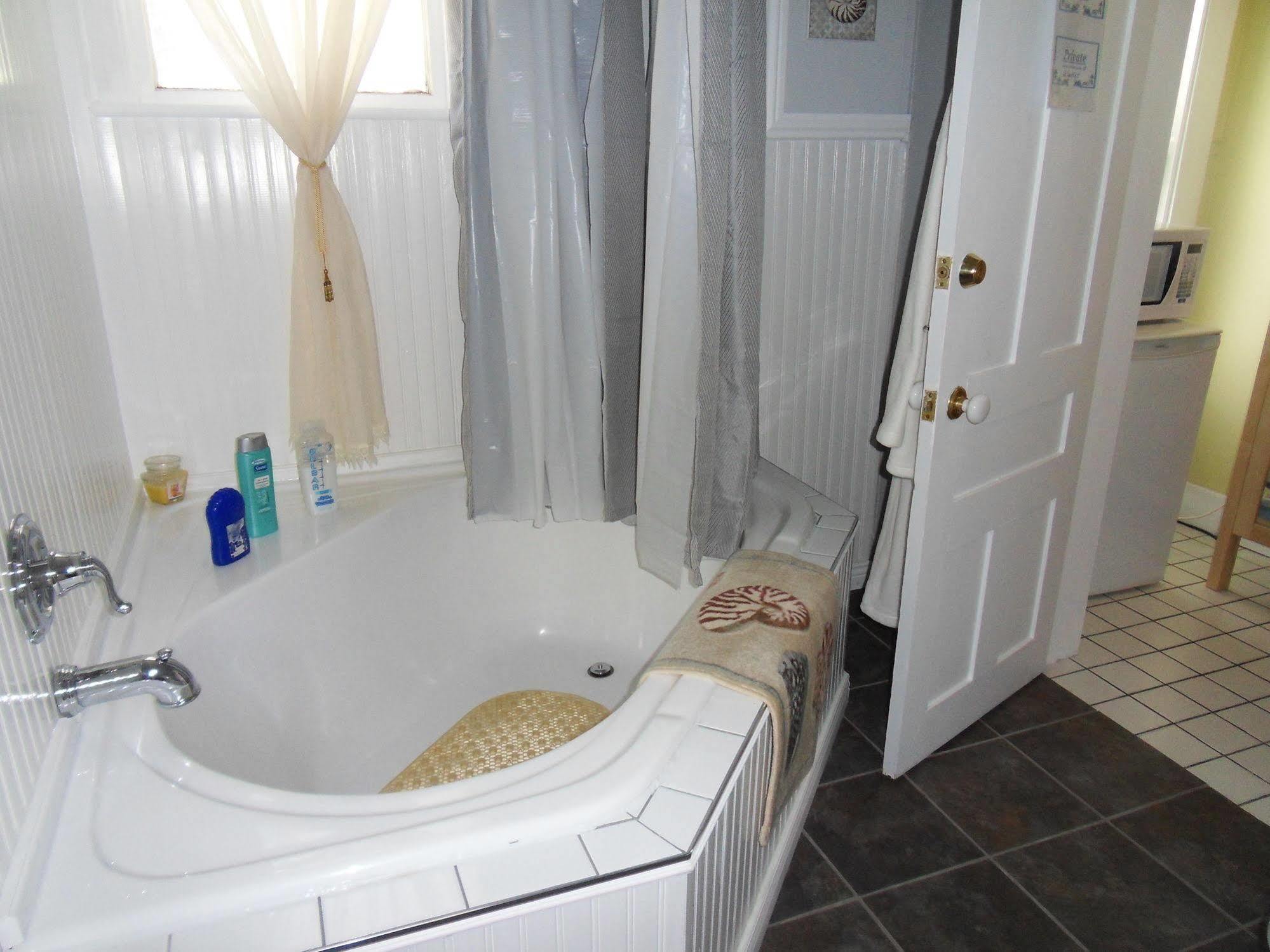 Ici Et Maintenant Bed & Breakfast Magog ภายนอก รูปภาพ