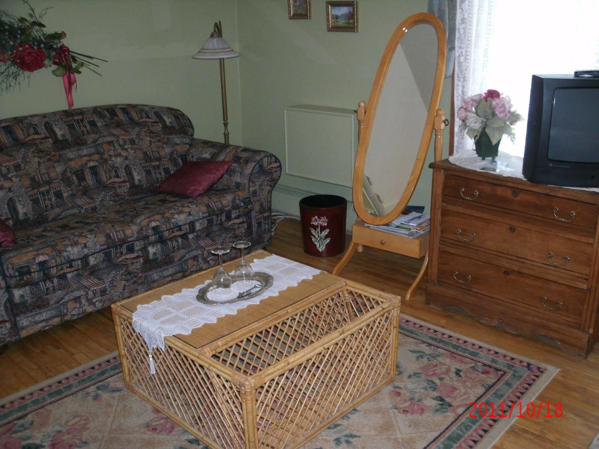 Ici Et Maintenant Bed & Breakfast Magog ภายนอก รูปภาพ