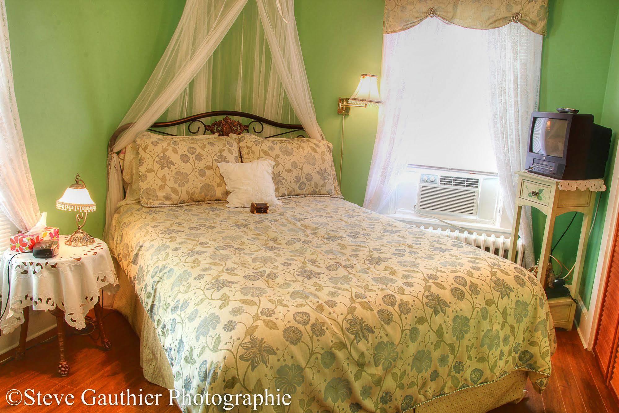 Ici Et Maintenant Bed & Breakfast Magog ภายนอก รูปภาพ